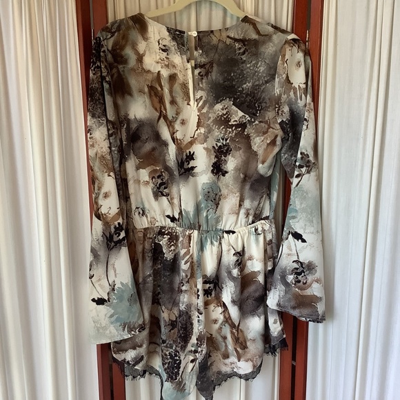 Illa Illa Womens Romper Long Bell Sleeve Deep V Lace Trim Size Medium - Picture 6 of 10